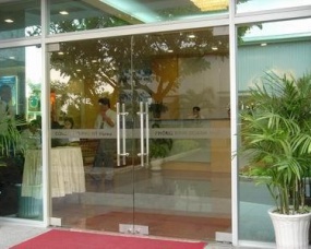 Cửa kính cường lưc mở
