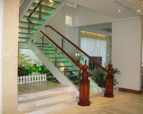 Cầu thang kính có trụ