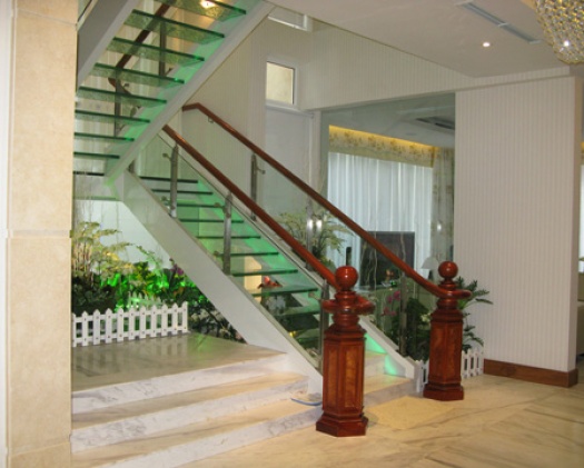 Cầu thang kính có trụ