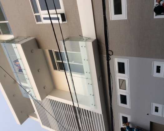 Lan can kính không trụ