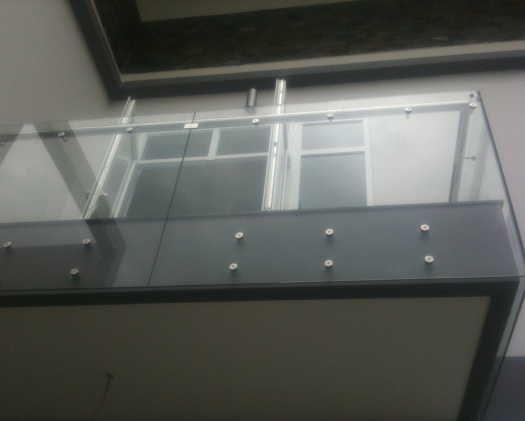 Lan can kính không trụ