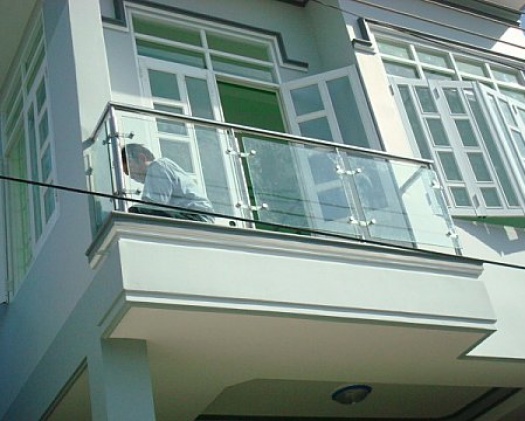 Lan can kính có trụ