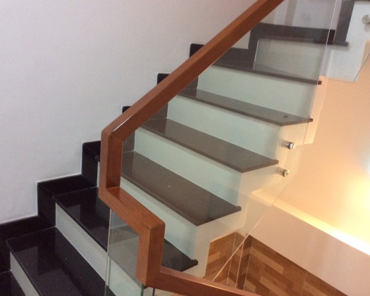 Cầu thang kính không trụ