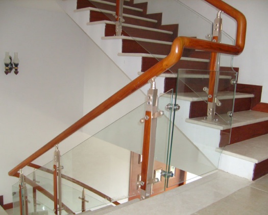 Cầu thang kính có trụ