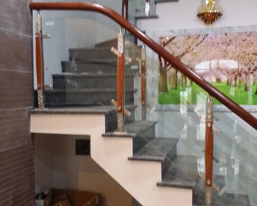 Cầu thang kính có trụ
