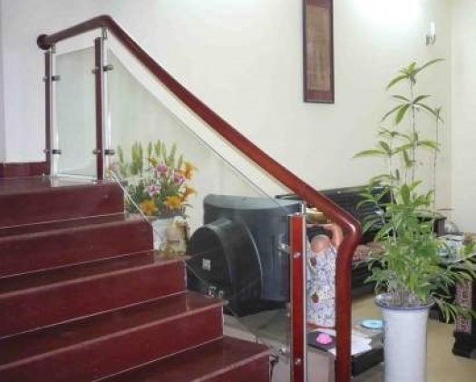 Cầu thang kính có trụ