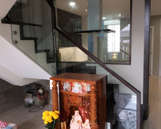 Cầu thang kính không trụ