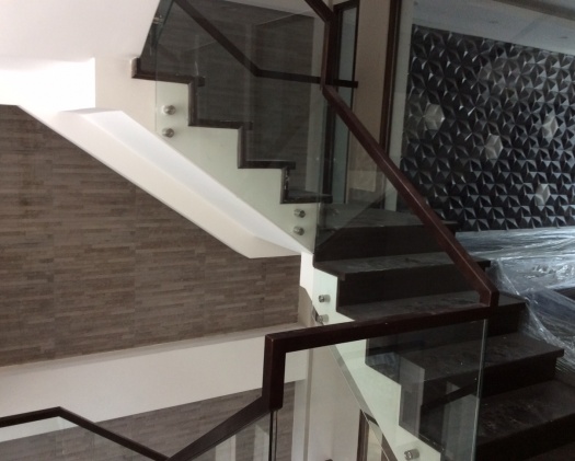 Cầu thang kính không trụ