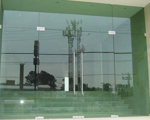 Cửa kính cường lưc mở