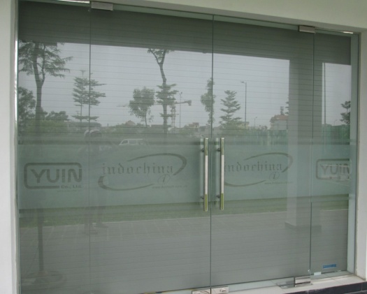 Cửa kính cường lưc mở