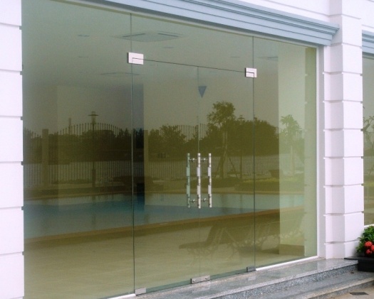 Cửa kính cường lưc mở