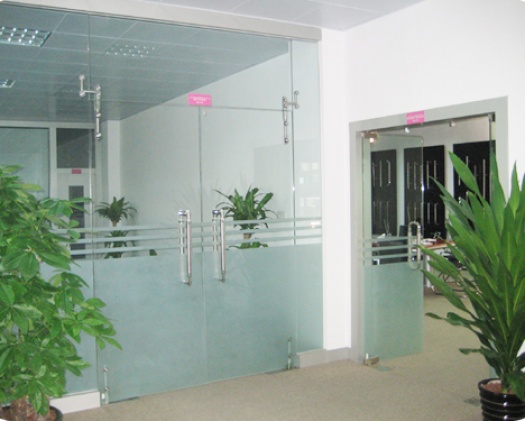 Cửa kính cường lưc mở