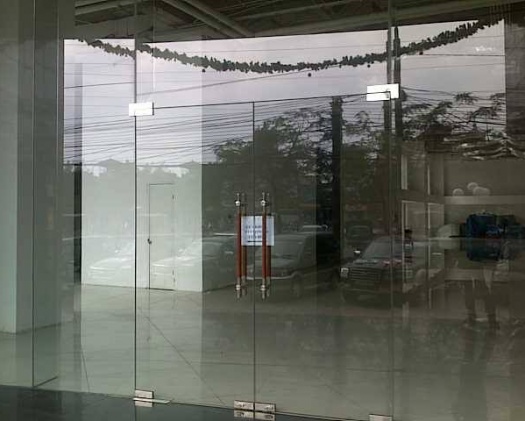 Cửa kính cường lưc mở